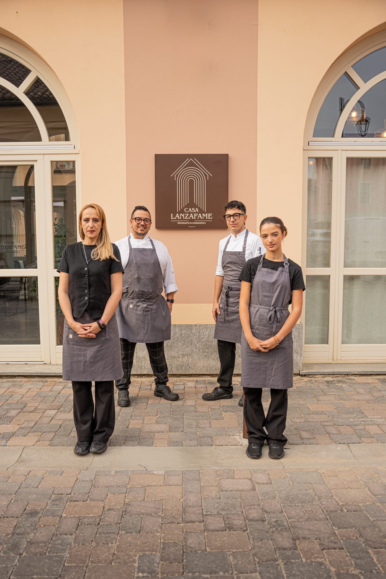 Famiglia e team di Casa Lanzafame davanti al ristorante