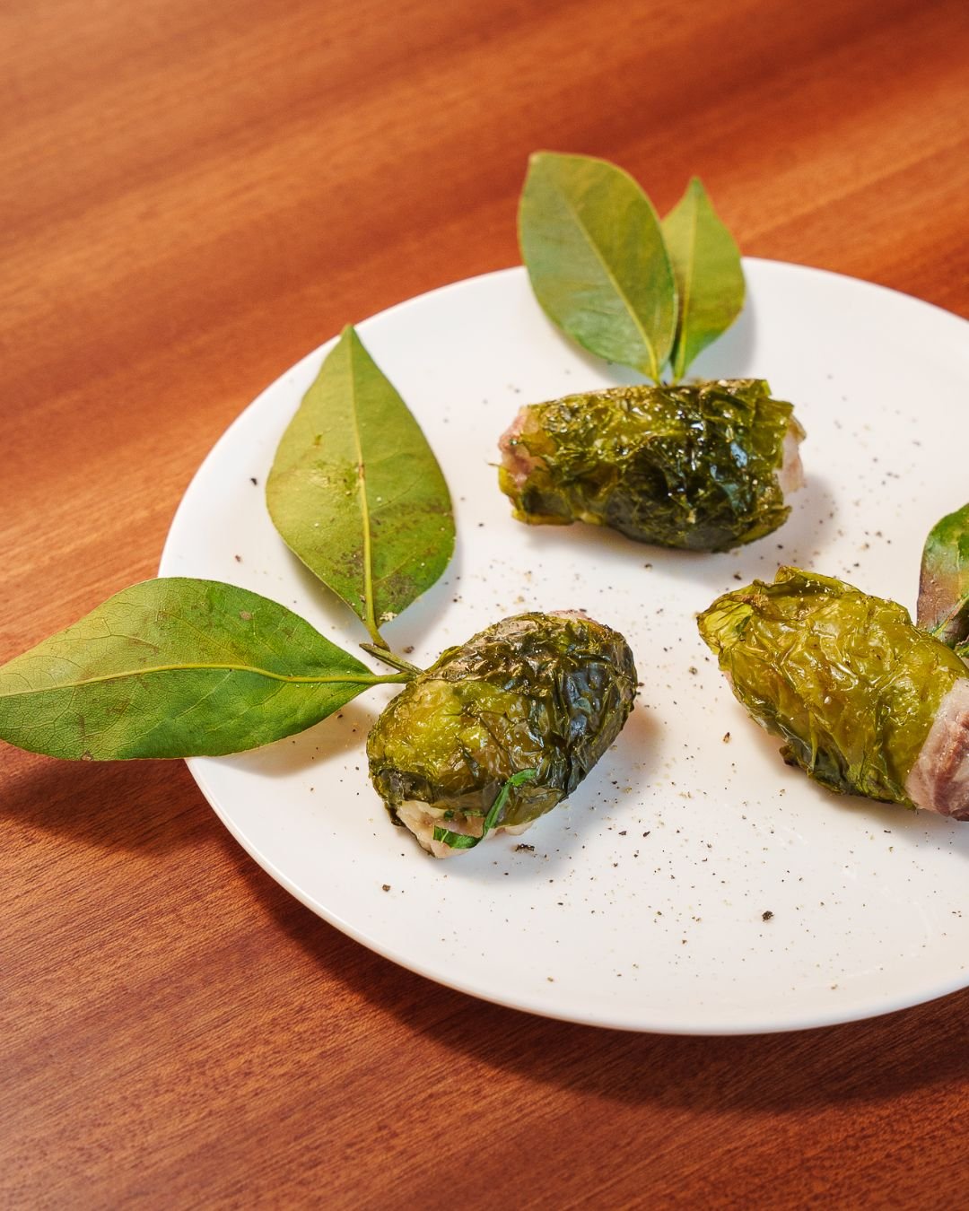 Piatto di Casa Lanzafame: Involtini di foglie su un piatto chiaro