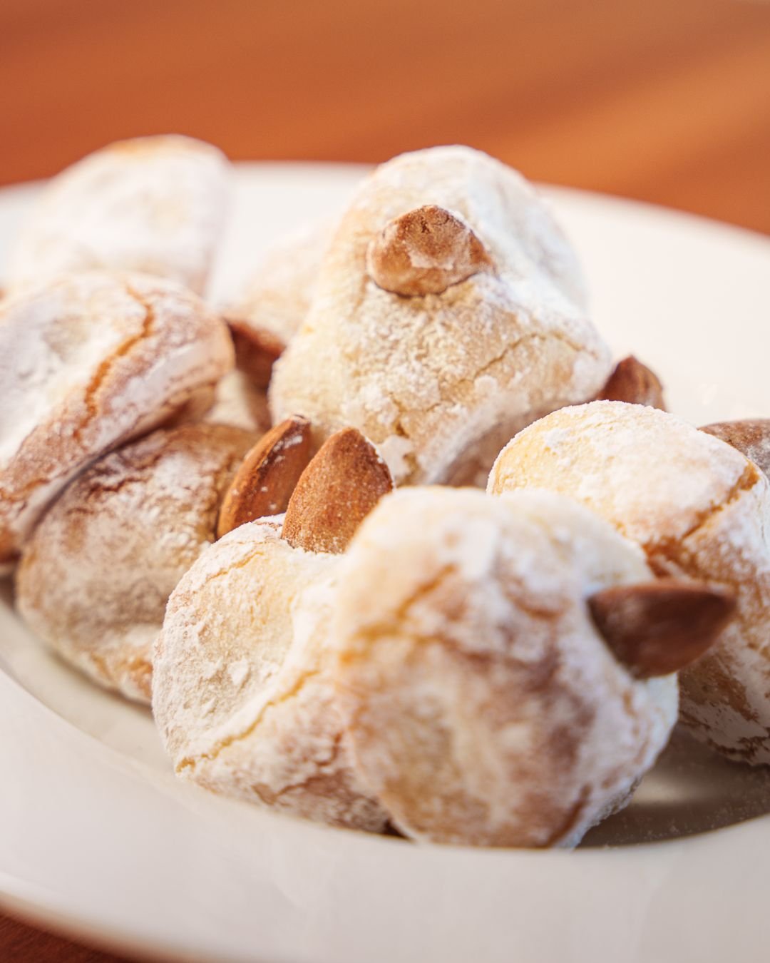 Piatto di Casa Lanzafame: Biscotti alle mandorle con zucchero a velo