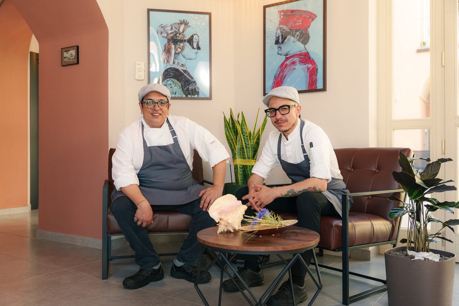Stefano e Mattia seduti sul divano all'ingresso del ristorante
