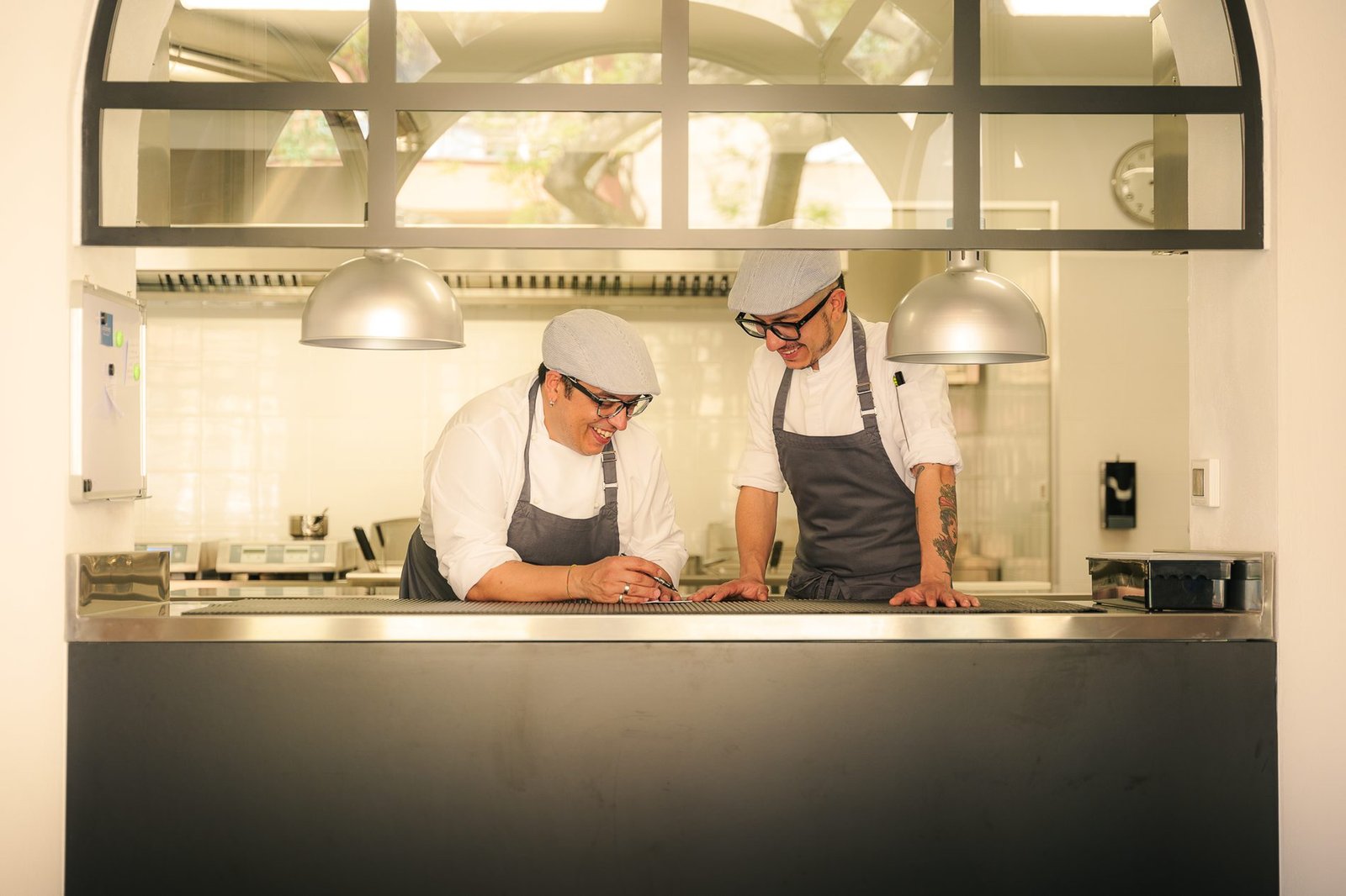 Stefano e Mattia al lavoro in cucina